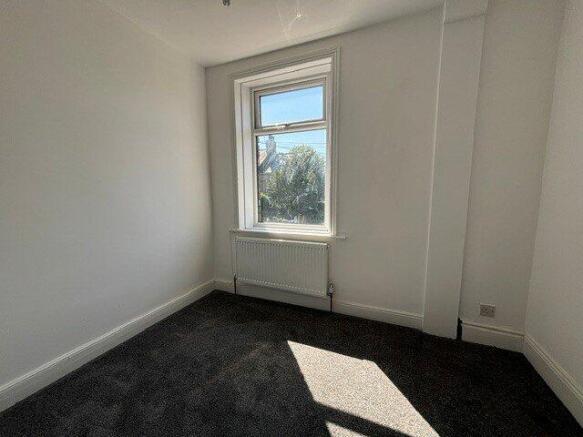 4 bed Semi-Detached to rent Image 8