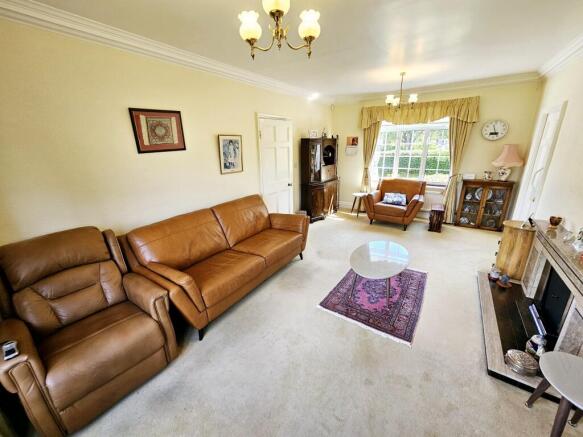 5 bed Detached for sale Image 4
