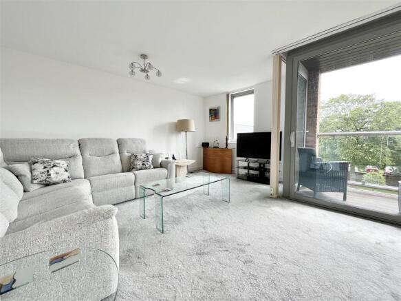 LOUNGE WITH DINING AREA