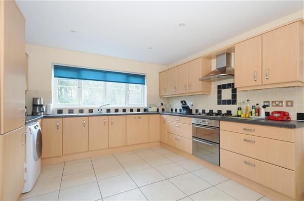 KITCHEN/BREAKFAST