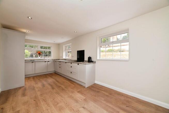 4 bed Detached for sale Image 6