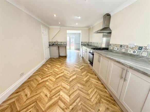 4 bed Detached to rent Image 5