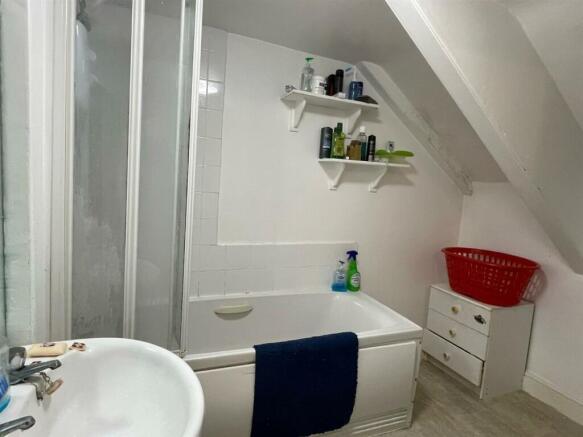 Bathroom..jpg
