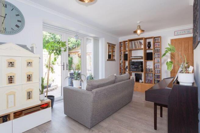 GARDREN/FAMILY ROOM
