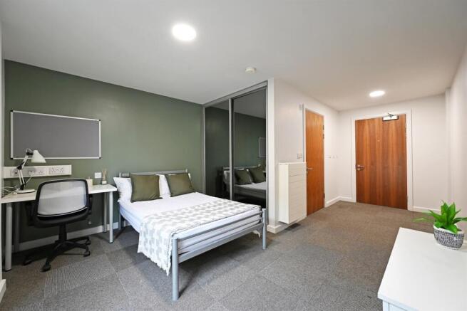 4 bed Apartment to rent Image 5