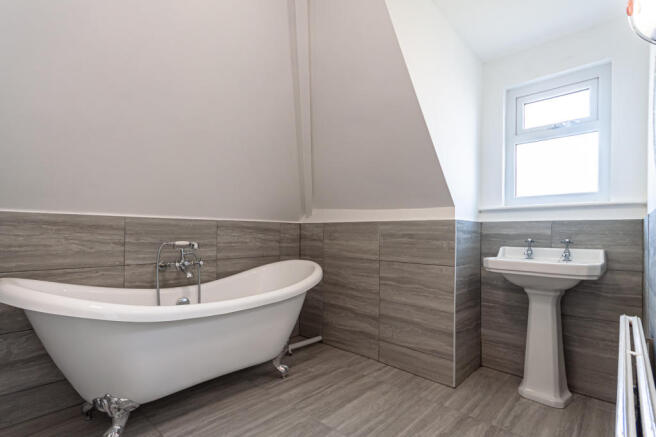Bathroom (First Floor)