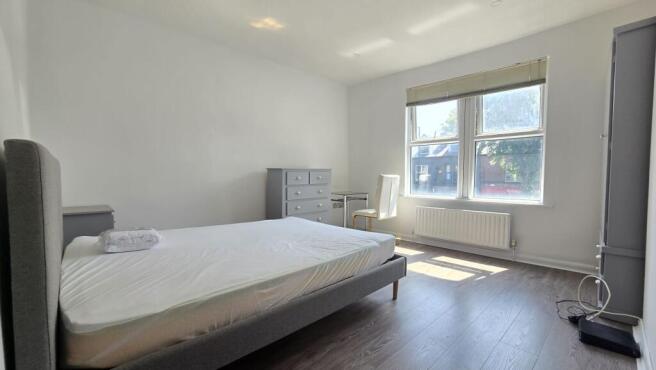 3 bed Apartment to rent Image 2