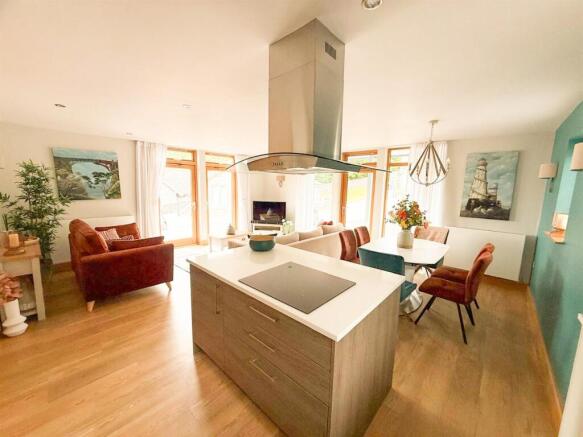 4 bed Chalet for sale Image 7