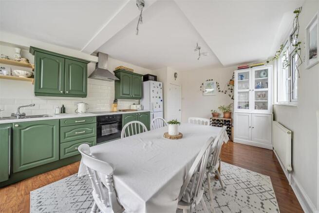 Kitchen 2.jpg