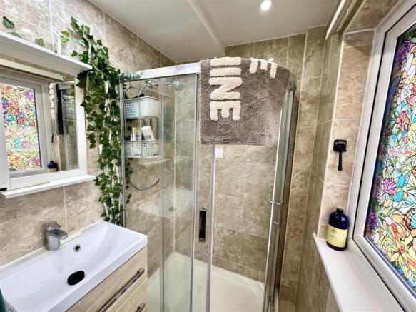 EN-SUITE SHOWER ROOM