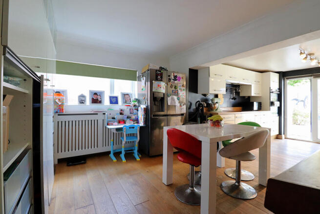 3 bed Semi-Detached for sale Image 6