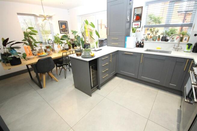 kitchen dining.JPG