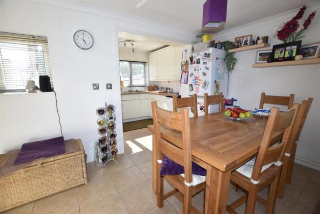 L SHAPED DINING KITCHEN