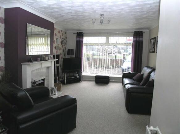 LOUNGE / DINING ROOM