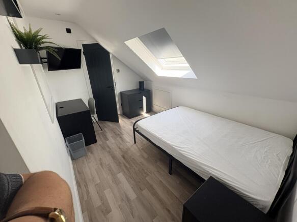 Room 6 at £650 pcm