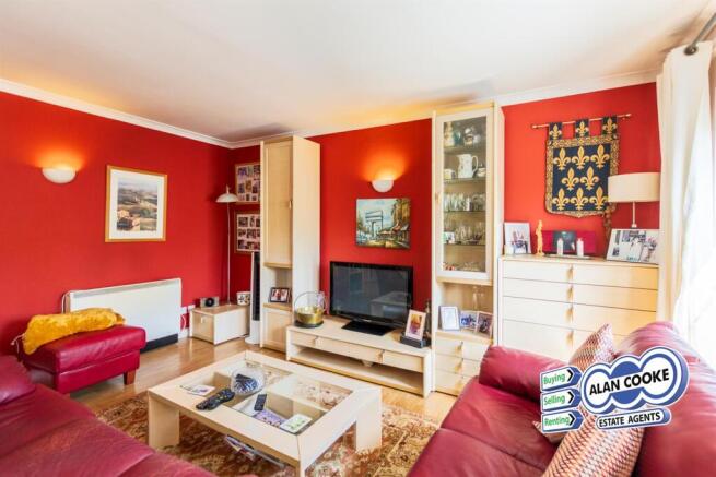 OPEN PLAN LOUNGE & KITCHEN