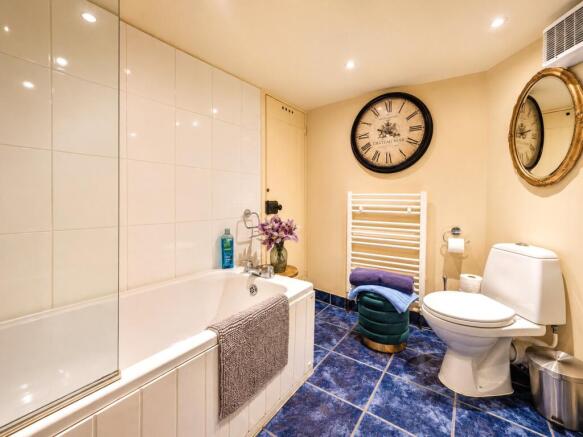 2 bed Terraced to rent Image 6