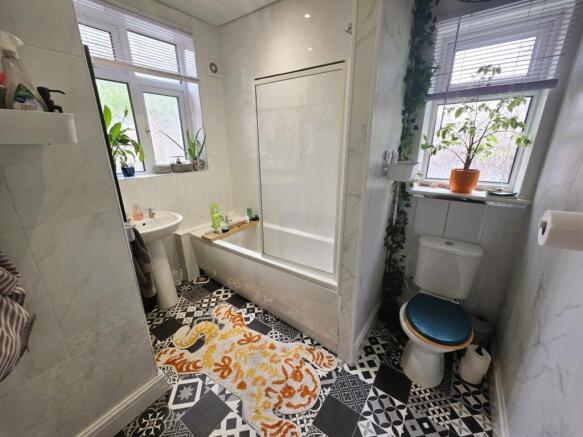 2 bed Flat to rent Image 5