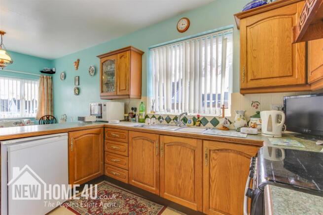 KITCHEN / BREAKFAST ROOM: