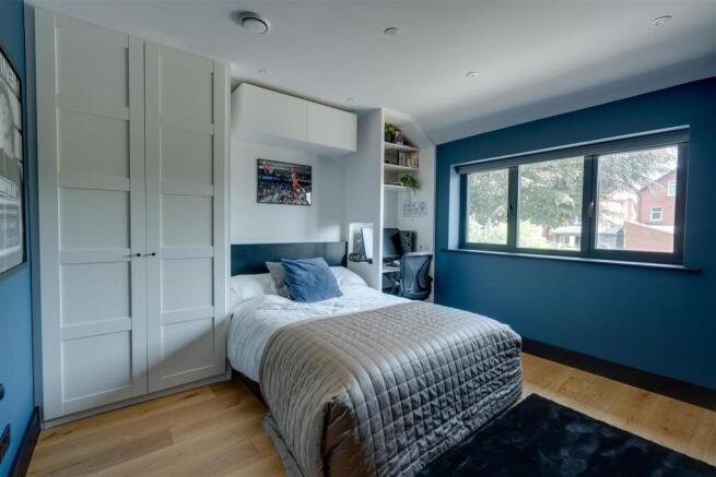 6 bed Detached for sale Image 11