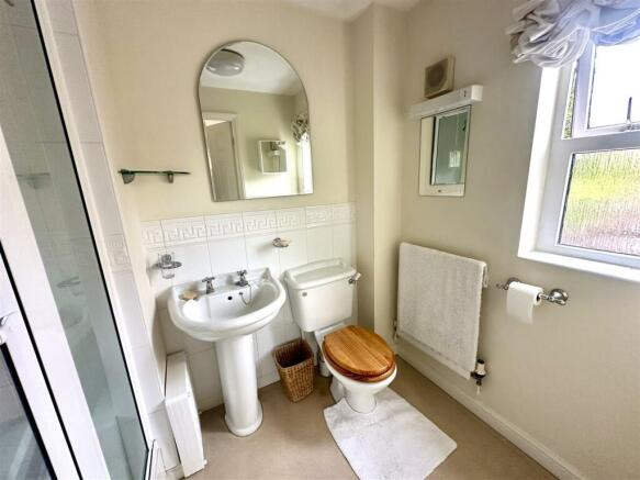 EN-SUITE SHOWER ROOM