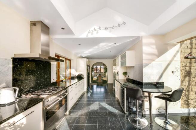 4 bed Detached for sale Image 8