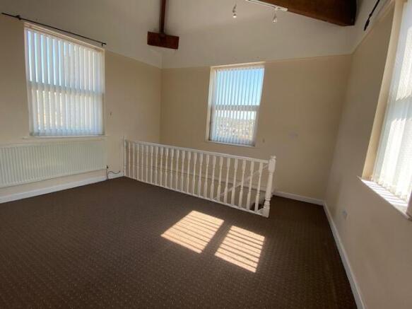 2 bed Apartment to rent Image 4