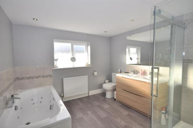 EN SUITE BATHROOM
