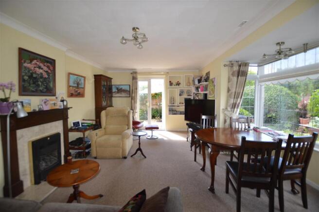 LOUNGE DINING ROOM
