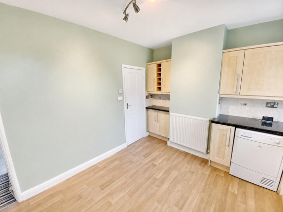 2 bed Terraced to rent Image 4