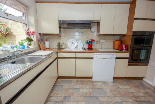 Kitchen 2.jpg
