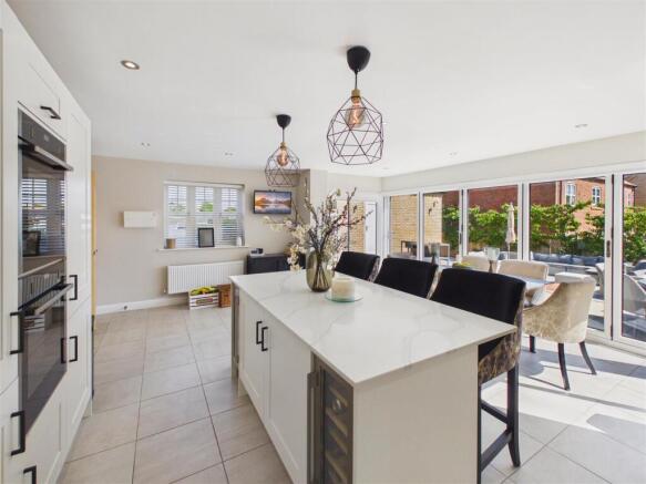 4 bed Detached for sale Image 9