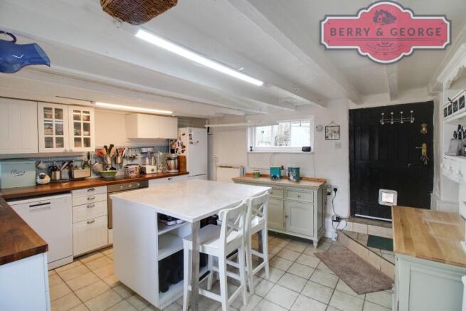 KITCHEN / BREAKFAST