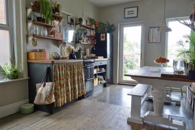 KITCHEN/BREAKFAST ROOM: