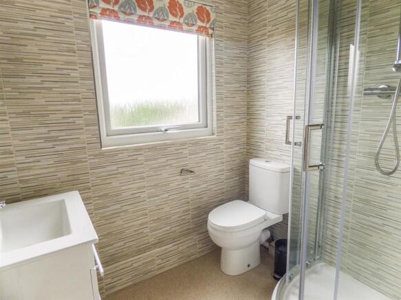 En-suite to bed two.jpeg