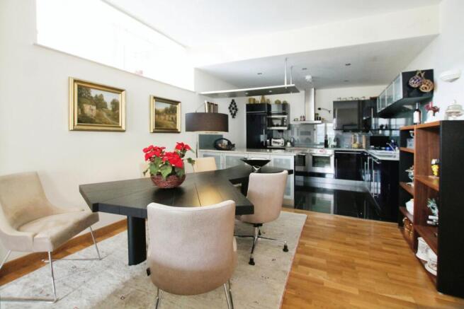 2 bed Apartment to rent Image 5