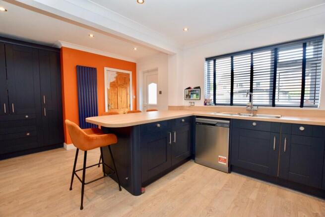 4 bed Detached for sale Image 5