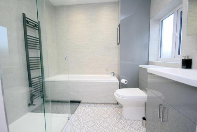 FAMILY BATHROOM / WC