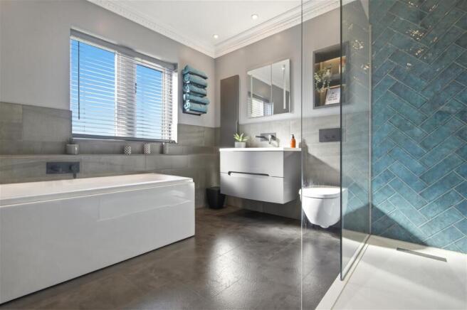 5 bed Detached for sale Image 7