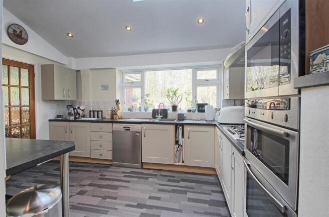 KITCHEN/BREAKFAST ROOM