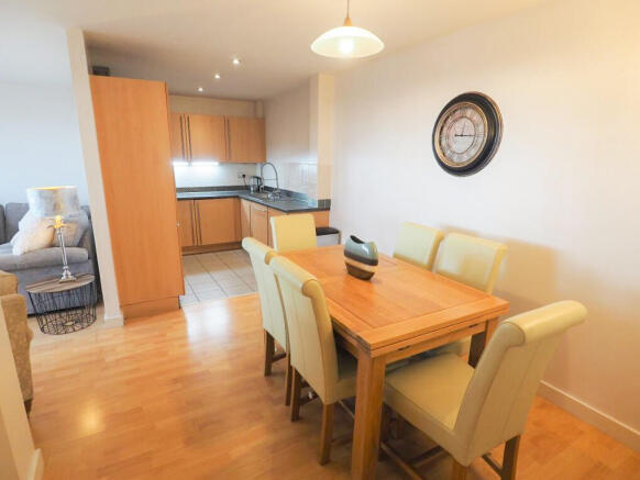 2 bed Flat to rent Image 5