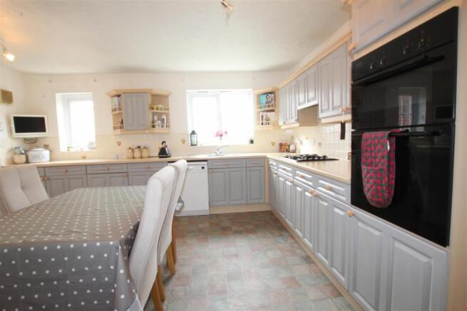 KITCHEN / BREAKFAST ROOM