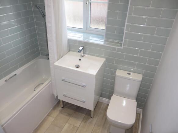 Family bathroom (3)