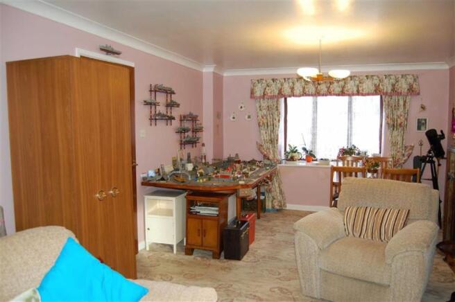 LOUNGE/DINING ROOM