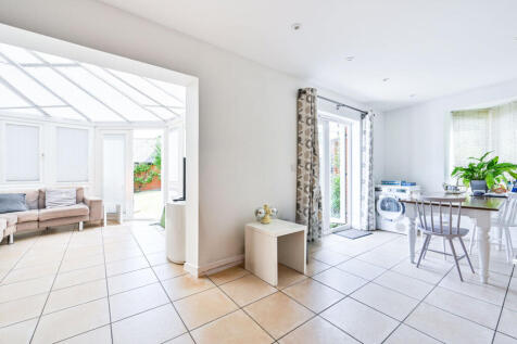 Henderson Avenue, Guildford, GU2
