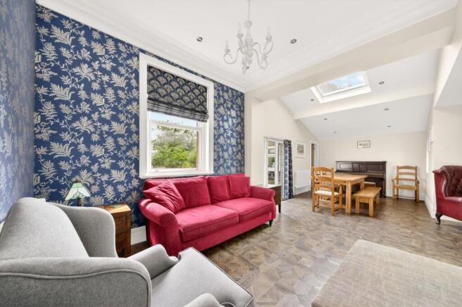 5 bed Detached for sale Image 8