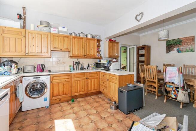 5 bed Detached for sale Image 4