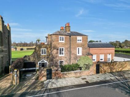 Hampton Court Road, East Molesey, KT8