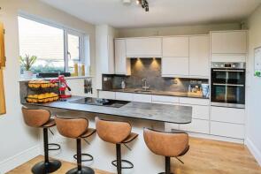 72, Woodlands Close, Mold CH7 1UU