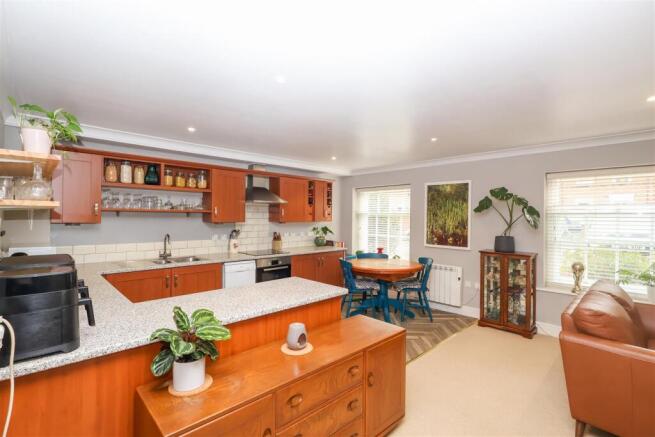 2 bed Apartment for sale Image 6